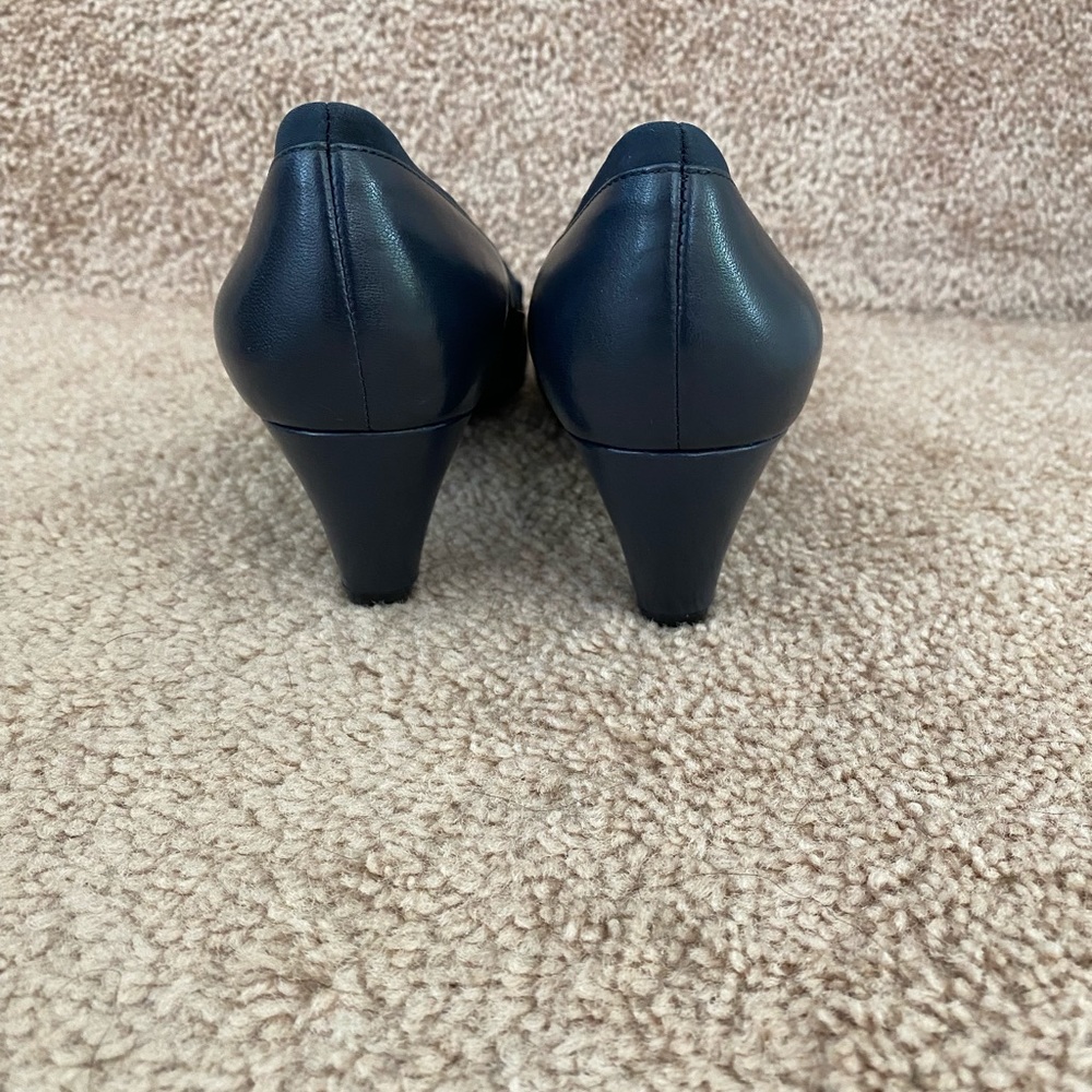Easy Spirit Pumps - Picture 2 of 5
